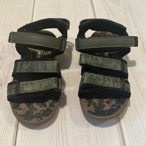 Khombu Boys Camouflage Print Velcro Sandals Size 2